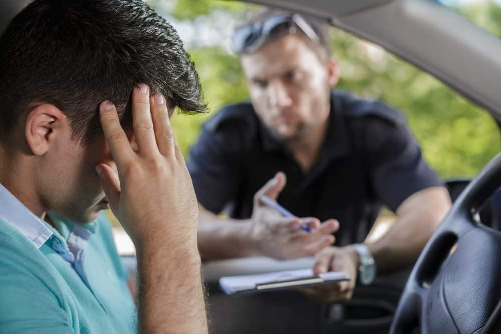 É permitido dirigir sem habilitação?